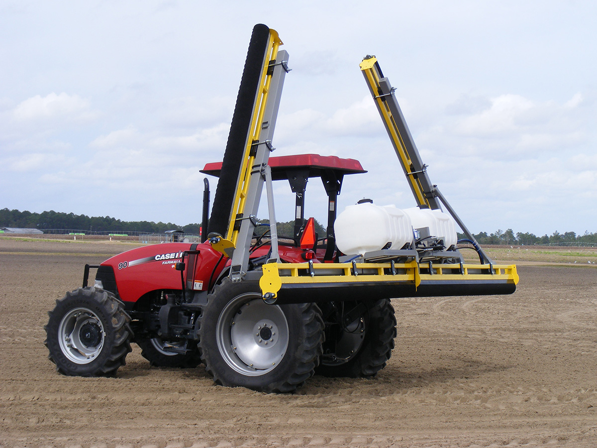 grassworks-weed-wiper-case-tractor A CASE IH tractor equipped with a GrassWorks Weed Wiper in a field, preparing for herbicide application using the Foam Marker System.